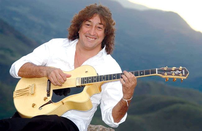 O mineiro Toninho Horta divulga relançamento de sua biografia e lança até o fim do ano o songbook que revisita sua carreira