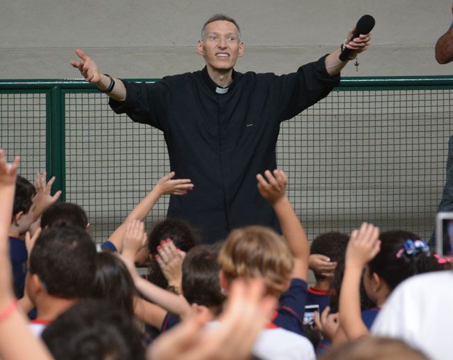 Sem limites para a devoção 7 Padre Marcelo Rossi cantou junto com crianças do Colégio Santa Catarina (Marcelo Ribeiro/10-11-15)