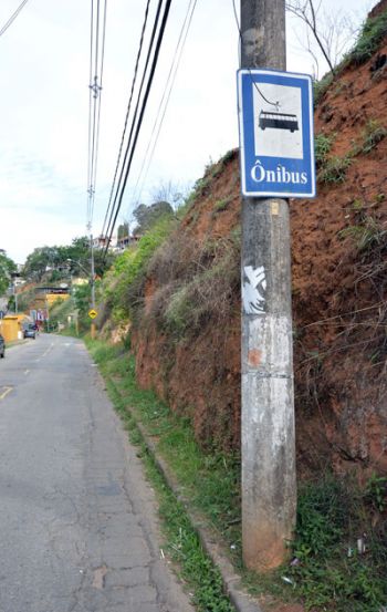 Ponto sem cobertura, com mato e com a calçada estreita na Estrada da Graminha (Marcelo Ribeiro/26-10-15)