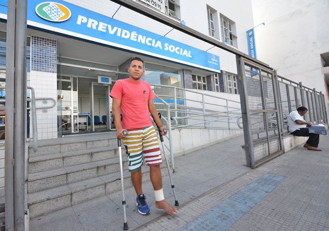 Perícias médicas ficam para 2016 2 Rafael sofreu acidente em outubro, mas só conseguiu perícia em janeiro (Marcelo Ribeiro/11-11-15)