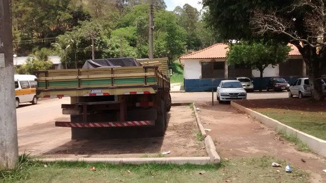 Motoristas de vans pedem sinalização 2 Recuo em frente à Praça CEU, em Benfica, seria opção para embarque e desembarque de alunos (Fábio Cerqueira Torres)
