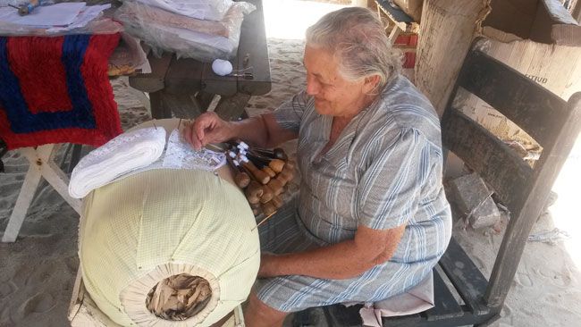 FOTOS: MAURO MORAIS Renda de bilro: dona Rita trança linhas com uma fina agulha
