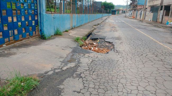 Restos de construção foram jogados  dentro de buraco na Vila Esperança II