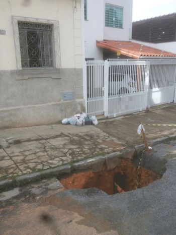 Segundo morador, problema começou há 15 dias, após uma obra