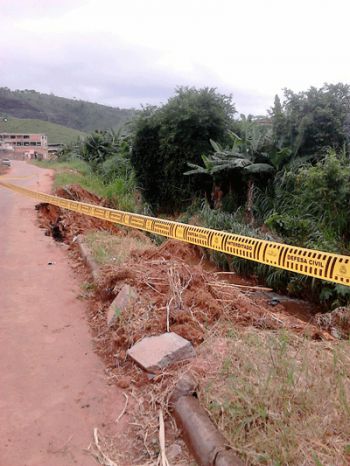 Parte de rua do Jardim dos Alfineiros desmorona 2 Terra que se desprendeu caiu no córrego (Antonino Nunes)