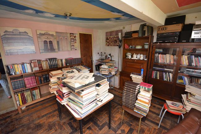 Casa em cores vivas 5 Torre de mosaico de vidros permite uma das mais belas experiências