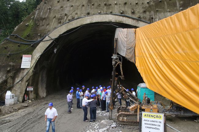 Túnel terá 4,6 quilômetros e será o maior do país em rodovias (Fernando Priamo/25-11-15)