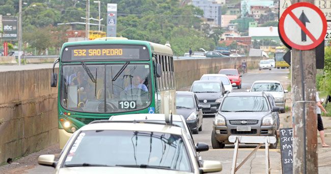 Além de não suportar o fluxo, Avenida Pedro Henrique Krambeck tem asfalto e sinalização precários (LEONARDO COSTA/08-12-15)