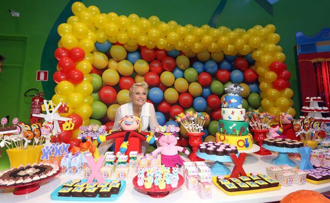 FOTOS: LEONARDO COSTA Antes de inaugurar casa de festas na Avenida Brasil, próximo ao terminal rodoviário, Xuxa atendeu fãs de todas as idades em frente ao espaço