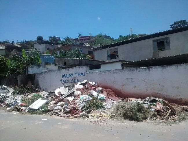 Área tomada por entulho e lixo na Rua Ivan Batista de Oliveira