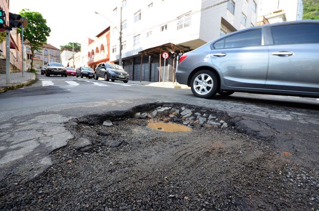Asfalto também tem buraco na esquina da Marechal Deodoro com Tiradentes (Olavo Prazeres/14-12-15)