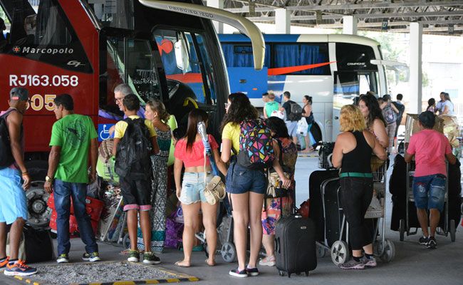 Mais de 100 mil passarão por terminal rodoviário 2 Até ontem, 111 carros extras foram liberados pelas empresas que operam no terminal (marcelo ribeiro/23-12-15)