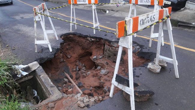 Cratera ocupa metade de pista do Bairro Progresso 2 Buraco se abriu em trecho onde havia vazamento de água (Luciana Paes Leme)