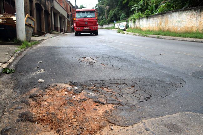 Buracos prejudicam condutores na Rua Francisco Cerqueira Cruzeiro, no Bairro Santo Antônio (Fernando Priamo)