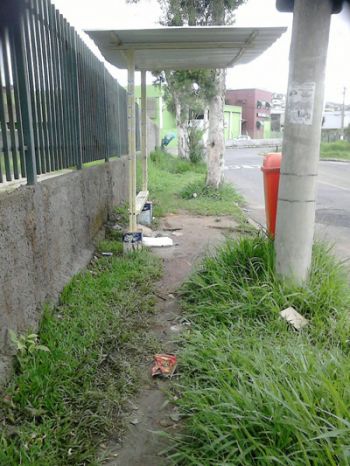 Mato alto dificulta circulação de pedestres 4 Calçada da Rua Açaí não oferece condição de uso (Laison Damião)