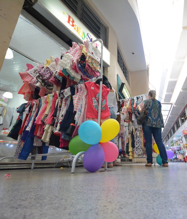 Comércio cria estratégias para vendas 3 Comerciantes adotam ações típicas de liquidação, colocando araras de roupa para fora da loja (Marcelo Ribeiro/22-12-15)