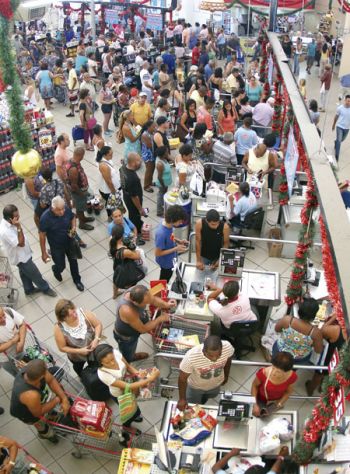 Consumidores movimentaram supermercados em busca de produtos para comemorar o Ano Novo (Fernando Priamo/31-12-15)