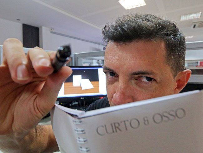 Inventário literário 4 Contemplado pela Lei Murilo Mendes, o editor da Tribuna Wendell Guiducci apresenta a boneca de