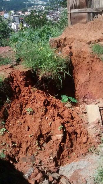 Rua cede no Bairu e preocupa moradores 2 Cratera aumentou com as últimas chuvas na Rua Tenente José Arnaldo de Oliveira