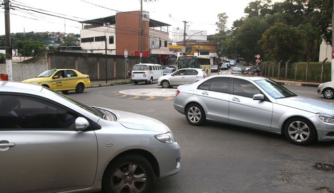 Em horários de pico, rotatória em frente ao portão Norte da UFJF não suporta a demanda de veículos que chegam de três direções distintas (FERNANDO PRIAMO/04-12-15)