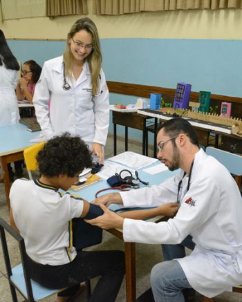 Estudantes de medicina atendem alunos da Escola Municipal Áurea Bicalho duas vezes por semana (Marcelo Ribeiro/25-11-15)