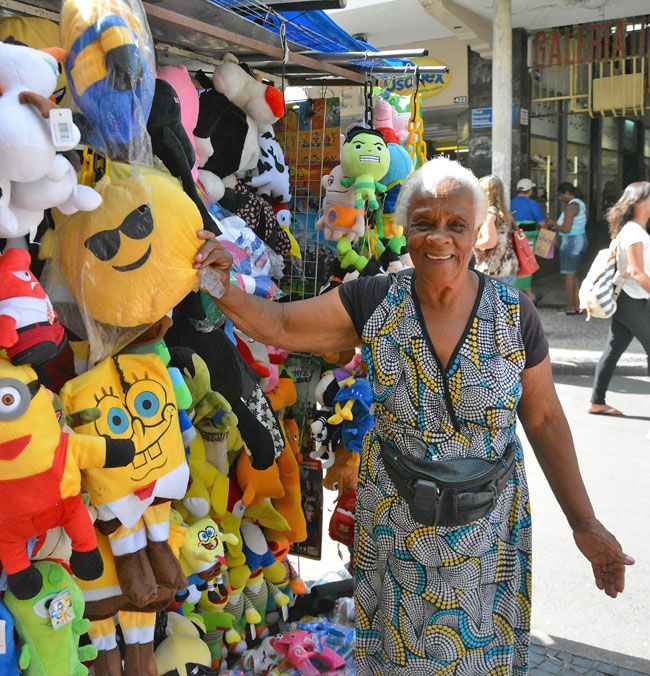 Natal dos R$ 5 e R$ 10 2 Há 45 anos nas ruas, Nilza tem produtos para tamanho do bolso do cliente (Marcelo Ribeiro)