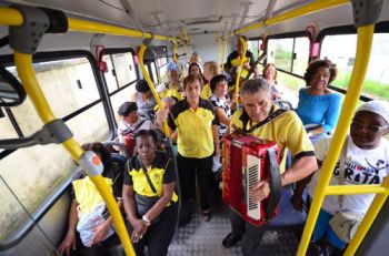 Música e história a bordo de ônibus 2 Jovens e idosos comemoram Dia do Samba rodando em coletivos por ruas da cidade (Olavo Prazeres)