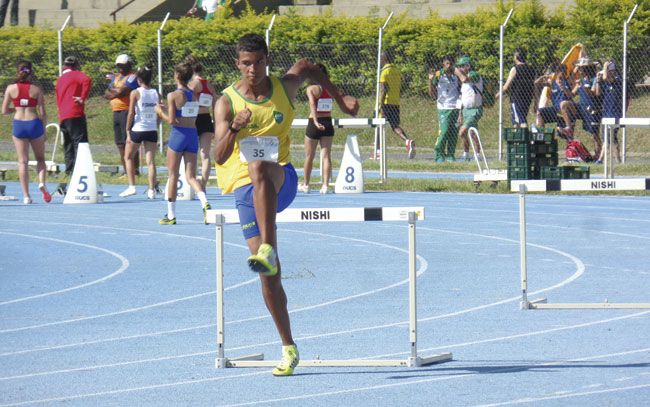 Juiz-forano foi o melhor nos 100 metros com barreiras (Divulgação/Colégio Apogeu)