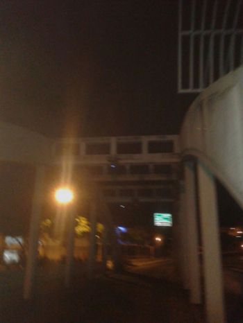 Lâmpadas estão queimadas em ponte 2 Leitor reclama de escuridão em ponte na Carlos Otto (Paulo Ferreira)
