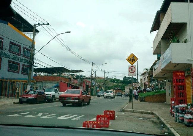 Leitora denuncia que comerciantes colocam engradados para fazer reservas de vagas na avenida (Geórgia Negreiros)