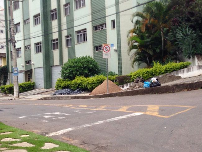 Material em calçada da Antônio Altaf obriga pedestre a ir para o meio da rua