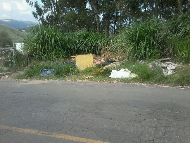 Descarte irregular de lixo no Parque Guarani 2 Móveis e sacos de lixo estão em bota-fora irregular (Francisca Eleonora Janty)