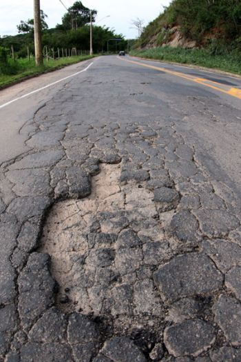 Na Av. Juiz de Fora, perto do Recanto dos Lagos, asfalto se solta em camadas (Fernando Priamo)