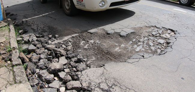 Na Rua Comendador Pantaleoni Arcuri, no Teixeiras, pavimento está esfarelando (Fernando Priamo)