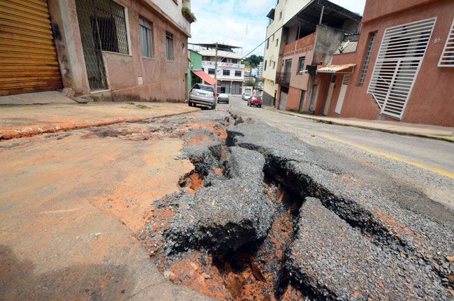 Na Rua Maranhão, cratera exige atenção redobrada (Olavo Prazeres/12-12-15)