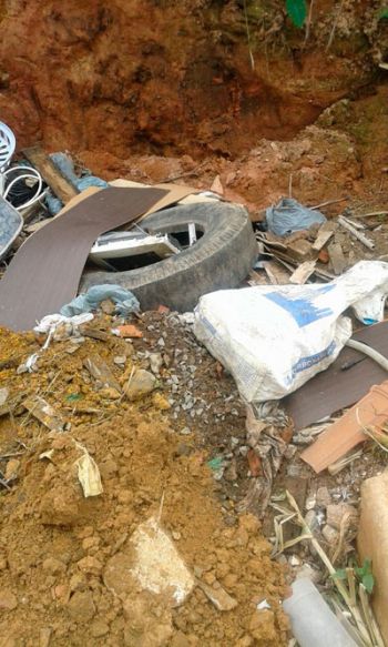 No Bairro JK, até pneu é deixado a céu aberto
