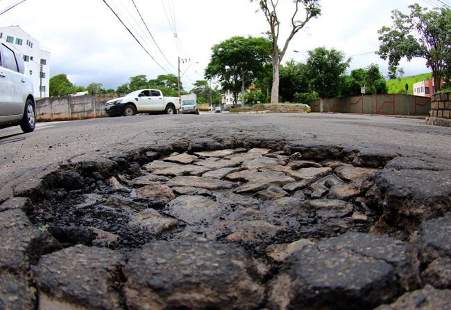 No Bandeirantes, há erosões em toda a Rua Sargento Cunha, via de acesso ao bairro (Fernando Priamo)