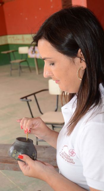 O lado 'B' da Expedição S. Francisco 9 No Candeal, Daniela aprende a fazer desenhos nas peças de barro (Roberto Fulgêncio)