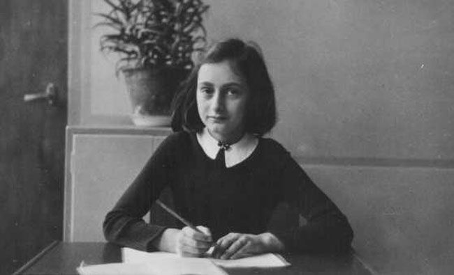 É legal, mas será que é moral? 6 'O diário de Anne Frank' (no detalhe) tem sua liberação para o domínio público contestado pela Fundação que cuida da obra da adolescente alemã morta em 1945
