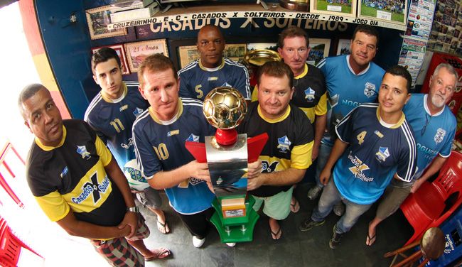Futebol, rivalidade, amizade e boteco 2 Partida do 27º ano de disputa será o desempate de títulos entre Casados e SolteirosFERNANDO PRIAMO