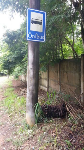 Ponto de ônibus sem abrigo e com barro 2 Passageiros reclamam da falta de conforto para esperar coletivos na Rua (Emanuelle Ferrugini Ferreira)