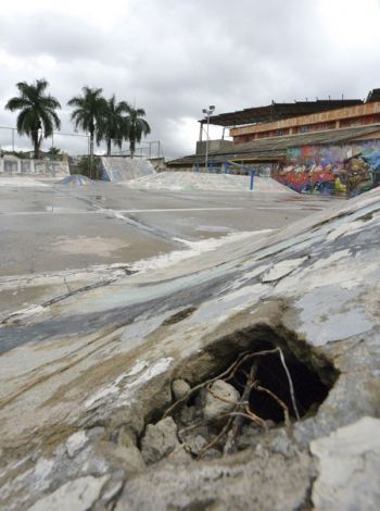 Pista do Vitorino Braga, considerada a melhor de Juiz de Fora, está deteriorada e oferece risco aos praticantes de skate (Marcelo Ribeiro/03-12-2015)