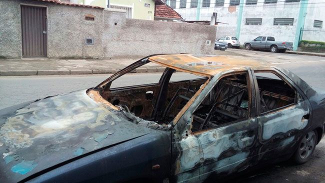 Veículo acumula água de chuva 2 Preocupação é que carro se torne um criadouro da dengue na Rua José Eutrópio (josé maria moreno)