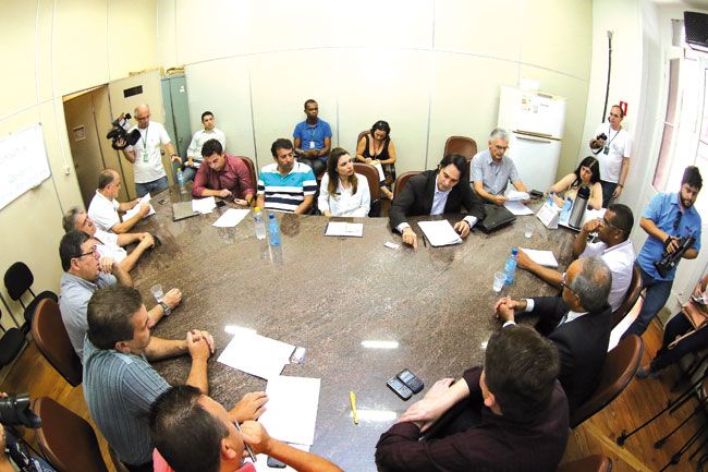 Reunião entre representantes de operadoras e autoridadas ligadas à PJF e Câmara Municipal (FERNANDO PRIAMO/11-12-15)