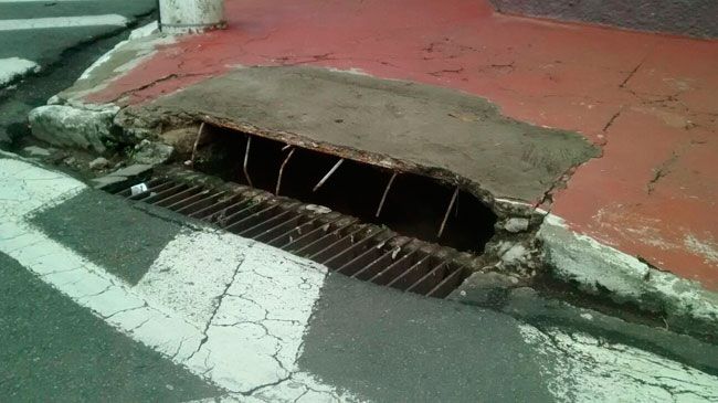 Boca de lobo quebrada no Bairro São Mateus 2 Vigas também estão expostas (Virgílio Fonseca )