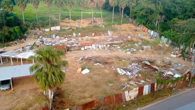 Possíveis criadouros de Aedes 2 Vizinhança quer vistoria em terreno, one há sucatas e entulhos