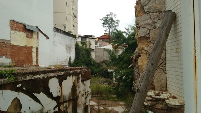 Acúmulo de água em terreno da Rua Barão de Cataguases (heider marsicano)