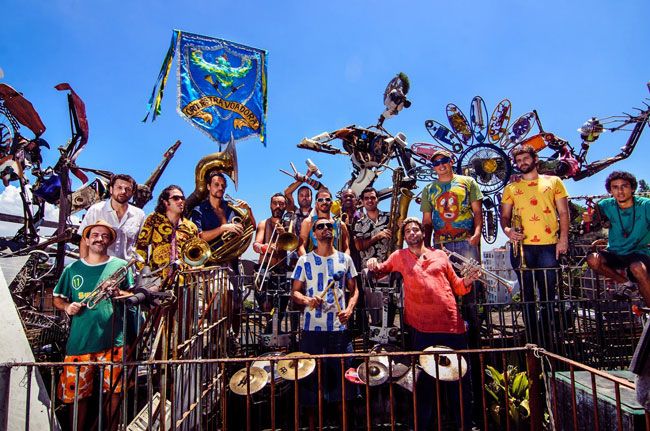 Às 20h, Orquestra Voadora sacode a Praça Antônio Carlos (Cris Lutosa/catraca Livre)