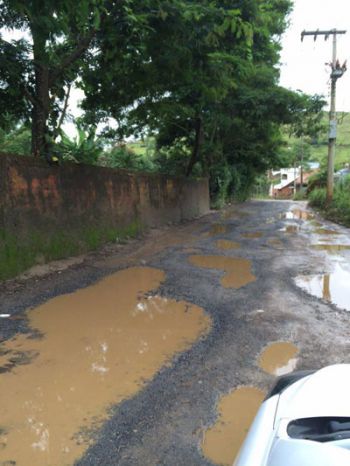Moradores lutam por asfalto 2 Buraco e lama são uma constante na Rua Marciano Pinto, no Sagrado Coração (Eliziane Medeiros)