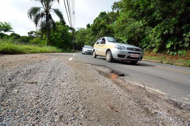 Perigo na Cidade Alta 2 Buraco próximo a uma curva coloca em risco carros que passam pela Rua José Lourenço Kelmer (Olavo Prazeres/14-01-16)